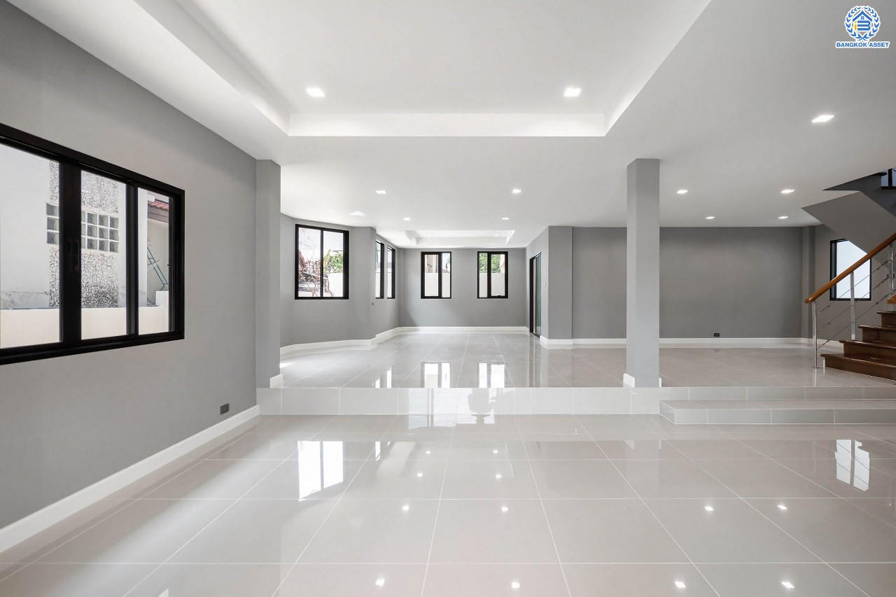 บ้านมือสองตกแต่งใหม่ โครงการ เมืองเอก โครงการ8  วิภาวดี-รังสิต บ้านเดี่ยวหลังใหญ่ บนเนื้อที่ 105 ตร.ว. พื้นที่ใช้สอยเยอะถึง 444 ตร.ม. พร้อมฟังก์ชัน 3 ห้องนอน 5 ห้องน้ำ 1 ห้องอเนกประสงค์ 1 ห้องแม่บ้าน จอดรถได้ 2 คัน สุดยอดทำเล เชื่อมต่อทุกการเดินทาง ใกล้จุดขึ้นทางด่วน "ศรีสมาน" และมหาวิทยาลัยรังสิต